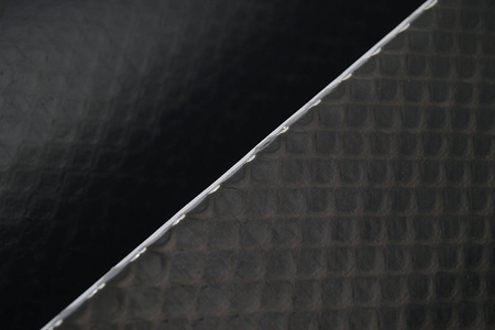 Kaminanschlussband aus armiertes EPDM, vollflächig mit Butylkleber bedeckt.