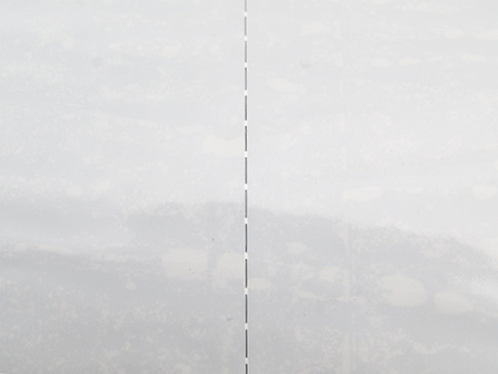 Kaminanschlussband aus armiertes EPDM, vollflächig mit Butylkleber bedeckt.