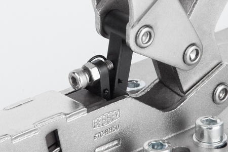 Senkrechtspanner Bessey STC‑VH mit offenem Arm und waagrechter Grundplatte