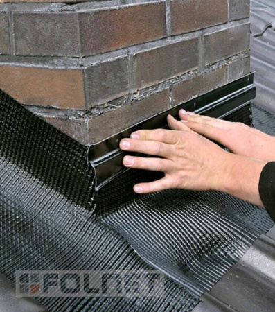 Kaminanschlussband aus armiertes EPDM, vollflächig mit Butylkleber bedeckt.