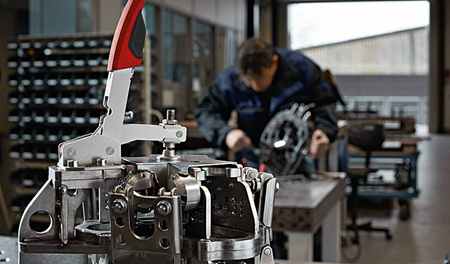 Senkrechtspanner Bessey STC‑VH mit offenem Arm und waagrechter Grundplatte