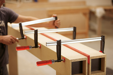 Temperguss‑Schraubzwinge Bessey TPN mit bewährtem Holzgriff
