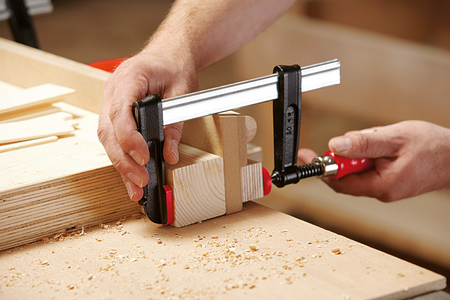 Temperguss‑Schraubzwinge Bessey TPN mit bewährtem Holzgriff