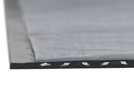 Kaminanschlussband aus armiertes EPDM, vollflächig mit Butylkleber bedeckt.