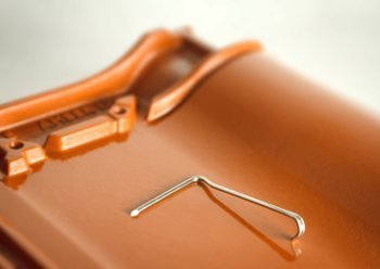 Universelle Seitenfalzklammer für Betondachsteine MD 1.409/H65 S48/3 mm Parotec