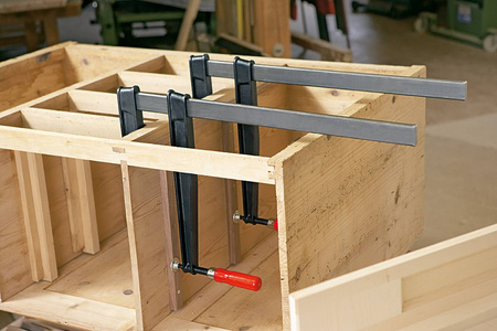 Tiefspann‑Schraubzwinge Bessey TGNT mit bewährtem Holzgriff
