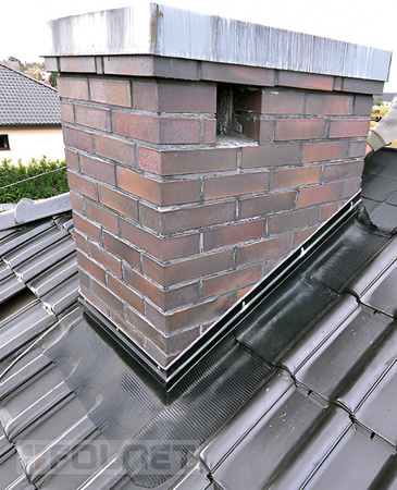 Kaminanschlussband aus armiertes EPDM, vollflächig mit Butylkleber bedeckt.