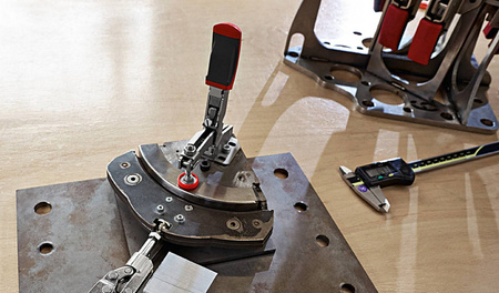 Senkrechtspanner Bessey STC‑VH mit offenem Arm und waagrechter Grundplatte