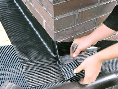 Kaminanschlussband aus armiertes EPDM, vollflächig mit Butylkleber bedeckt.